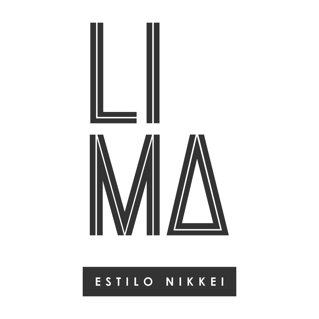 Pareja observando el mar sobre una hamaca