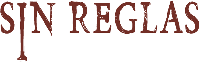 Pareja observando el mar sobre una hamaca