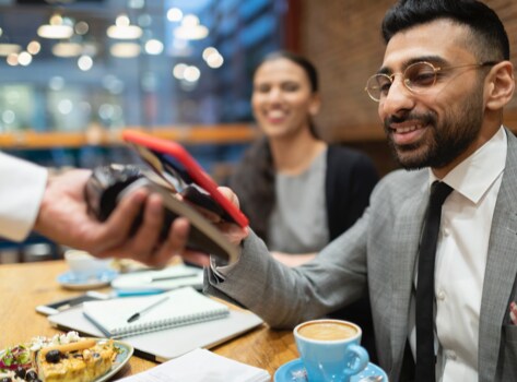  A American Express Corporate Card Member discusses about the commercial insights