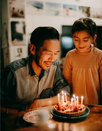 family_celebrating_birthday