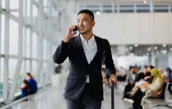 Personne traversant l'aéroport
