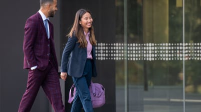 Collègues marchant dans la rue