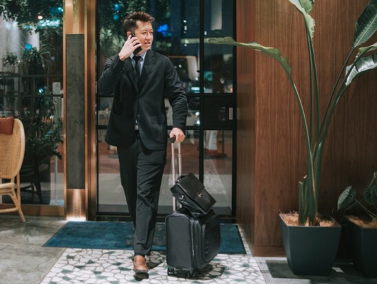 Homme d'affaires entrant dans l'hôtel