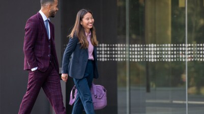 Collègues marchant dans la rue