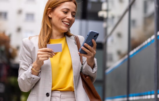Individu regardant le téléphone