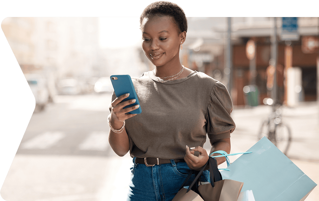 Personne sur appareil mobile avec sacs de magasinage