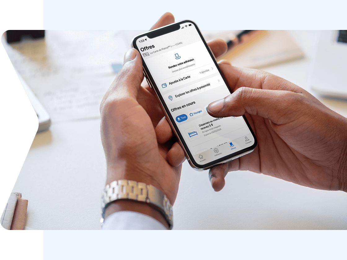 Gros plan de mains tenant un appareil mobile