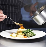 星级酒店自助餐买一送一