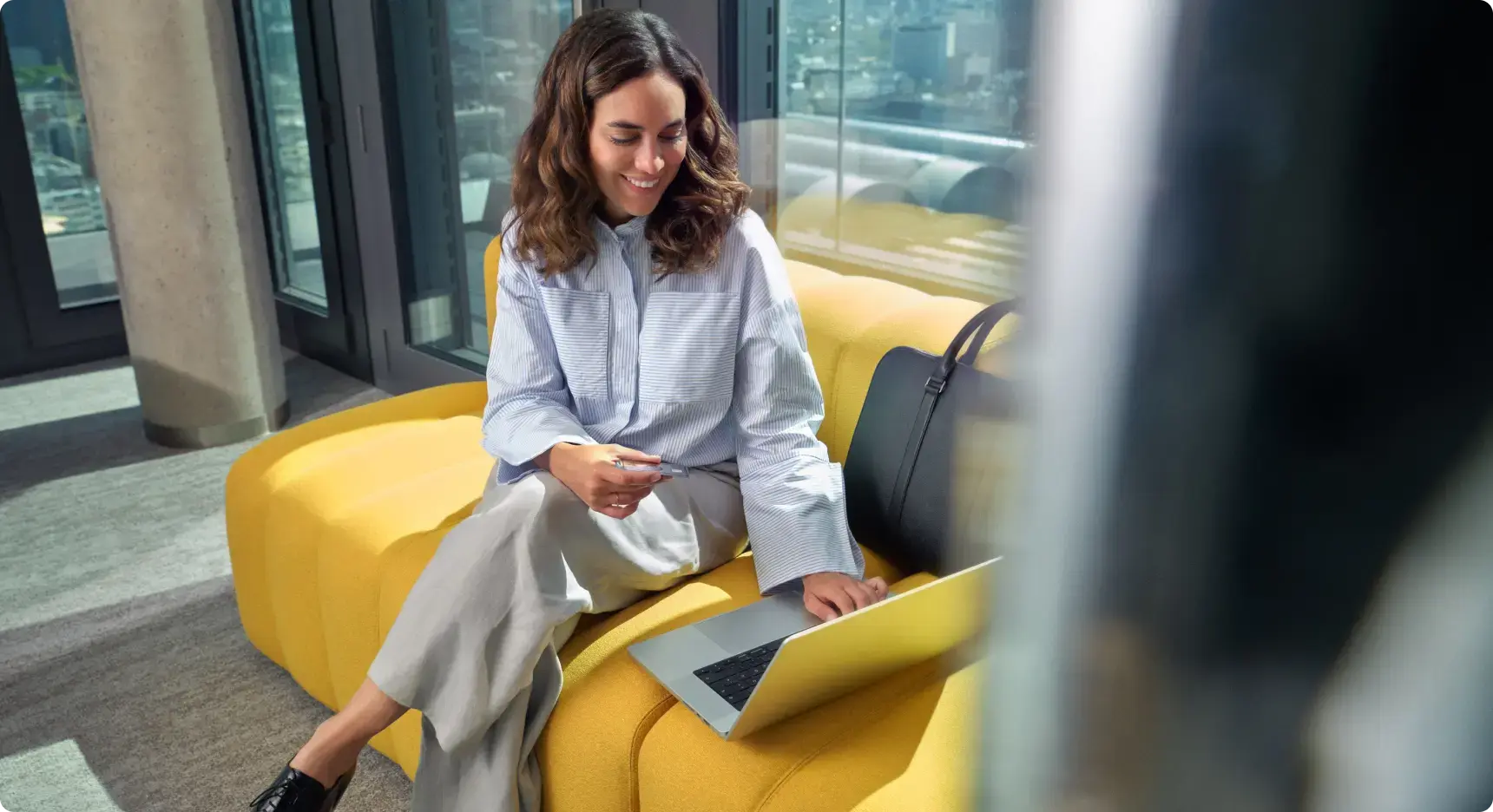 Geschäftsfrau arbeitet in moderner Lounge mit Laptop