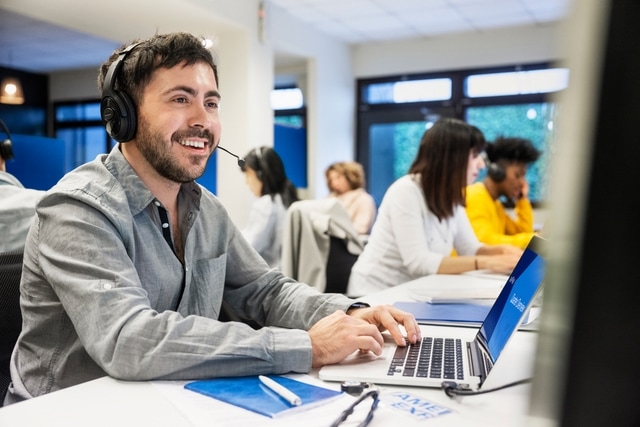 Servicemitarbeiter am Telefon im Gespräch mit Kunden