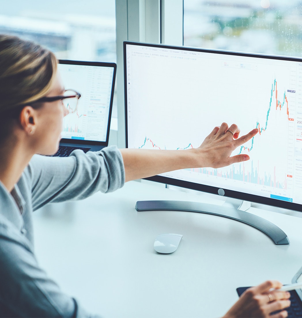 Eine Frau, die sich am Bildschirm einen Cart ansieht