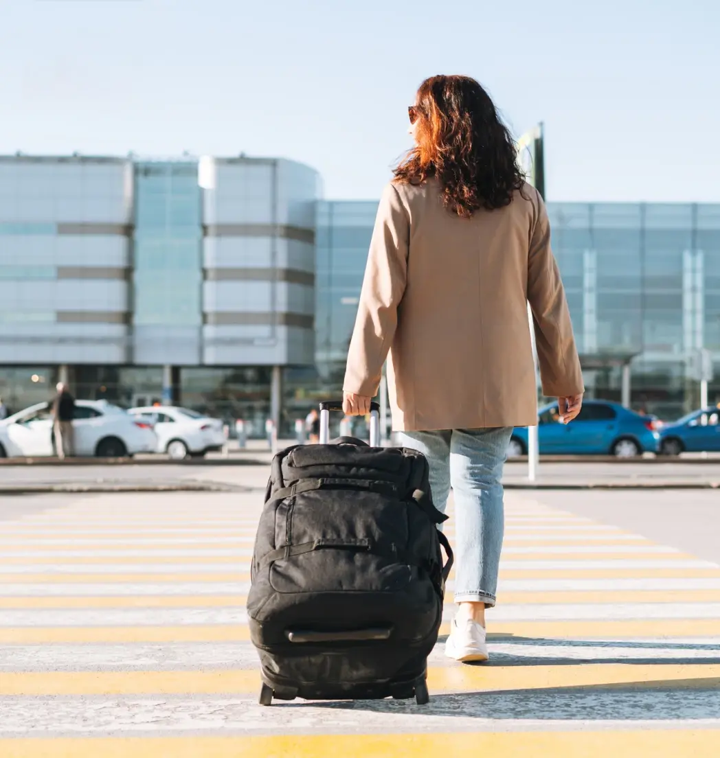 Eine Person mit Koffer am Flughafen
