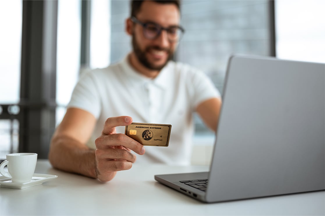 Person mit einer Karte