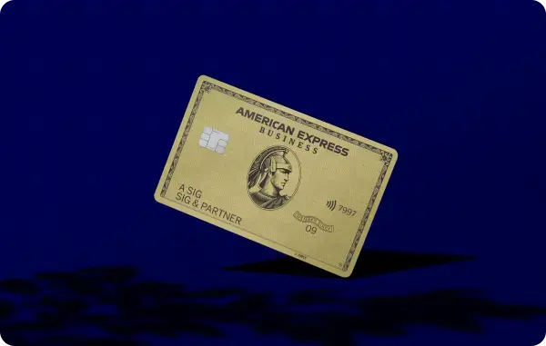 American Express Business Gold Card vor blauem Hintergrund