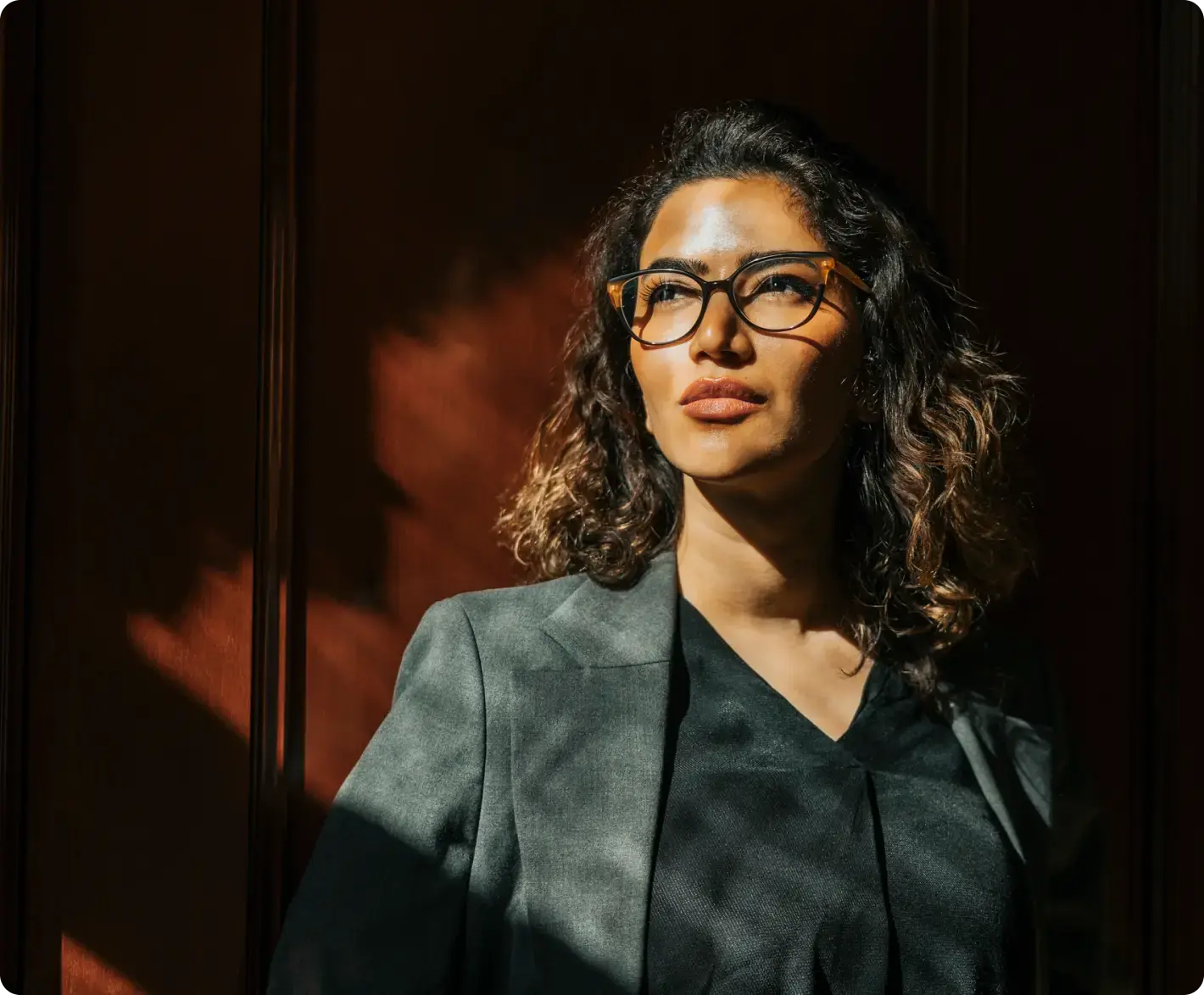 Porträt einer Frau mit Brille im Sonnenlicht