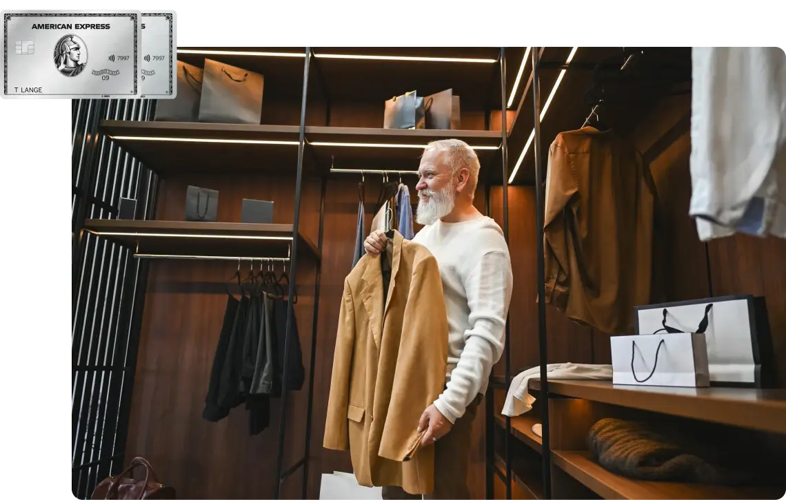 Mann hält ein Sakko in einer eleganten Boutique; oben links sind zwei American Express Platinum Plus Cards zu sehen.