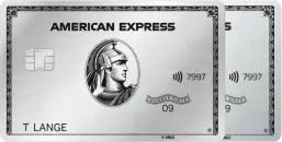 Zwei überlappende American Express Platinum Plus Cards mit geprägtem Namen „T. Lange” auf silbernem Hintergrund