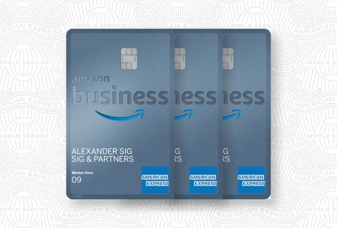 Drei Amazon Business Card Zusatzkarten vor einem strukturiertem Hintergrund.