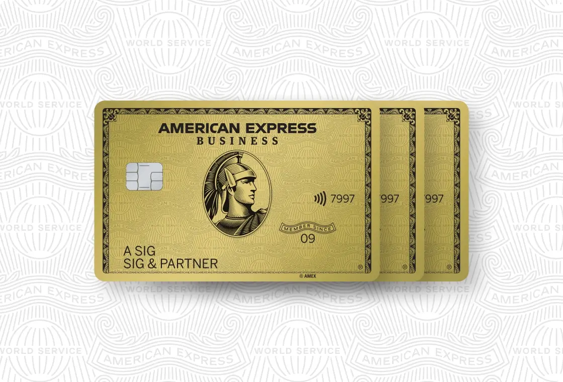 Drei Business Gold Card Zusatzkarten vor einem strukturiertem Hintergrund.