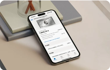 Smartphone zeigt American Express App mit geöffneter Kartenübersicht und Transaktionsdetails.