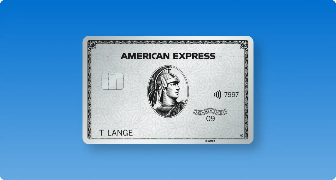 Eine Platinum Plus Card aus Plastik vor einem strukturiertem Hintergrund.