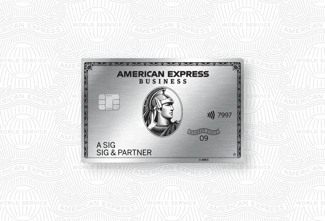 Eine Business Platinum Card Zusatzkarte aus Metall vor einem strukturiertem Hintergrund.