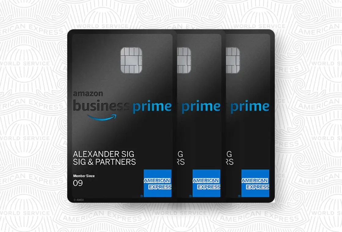Drei Amazon Business Prime Card Zusatzkarten vor einem strukturiertem Hintergrund.