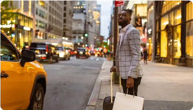 Geschäftsreisende genießen Getränke in der Lounge – exklusive Gutscheine mit der American Express Business Card.