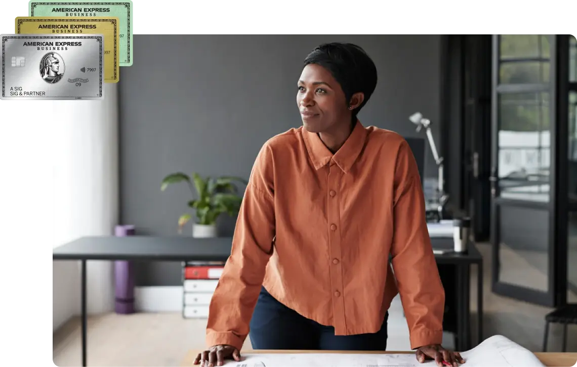 Unternehmerin im Büro blickt nach vorne – Symbol für Erfolg mit den American Express Business Karten.