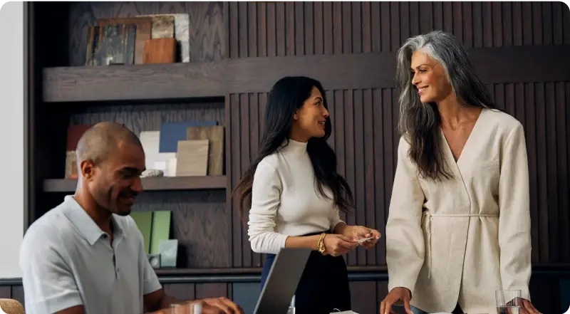 Geschäftsmann mit Koffer und Einkaufstasche in der Stadt – Membership Rewards Punkte mit American Express Business Card übertragen.