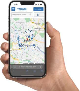 Eine Person findet auf dem Smartphone viele Amex Akzeptanzpartner auf Amex Maps