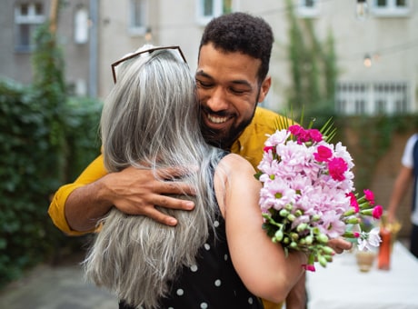Zwei Menschen umarmen sich und sind glücklich.