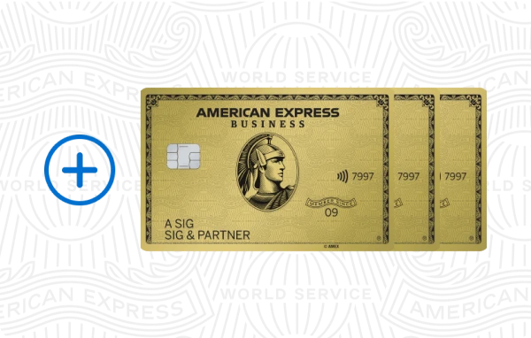 Drei American Express Business Gold Karten nebeneinander, auf hellem Hintergrund mit Muster, Symbol für bis zu 98 zusätzliche Karten.