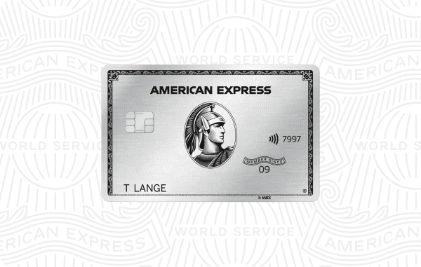American Express private Platinum Plus Hauptkarte aus Metall, mit Hinweis “Für nur 350 Euro pro Jahr”, auf strukturiertem Hintergrund.