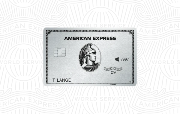 American Express private Platinum Plus Hauptkarte (Kunststoff) auf hellem Muster-Hintergrund.