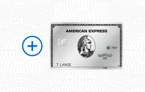 American Express private Platinum Plus Zusatzkarte aus Metall, mit Plus-Symbol und dem Hinweis “Für nur 350 Euro pro Jahr”, auf weißem Muster-Hintergrund.