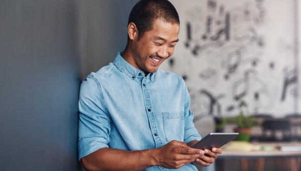 A man holding mobile
