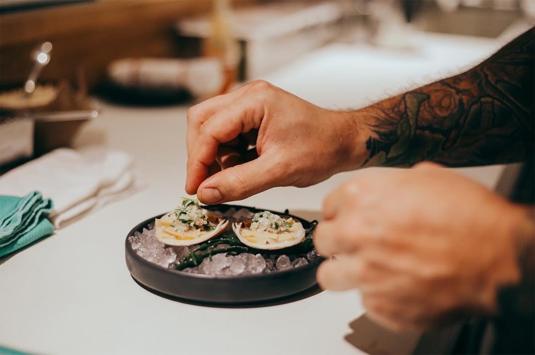 Crudo délicatement plaqué sur un lit de gazpacho
