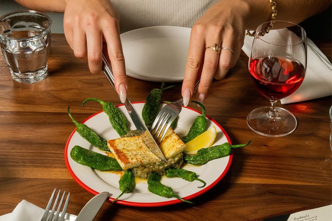 Deux mains coupées en plat principal