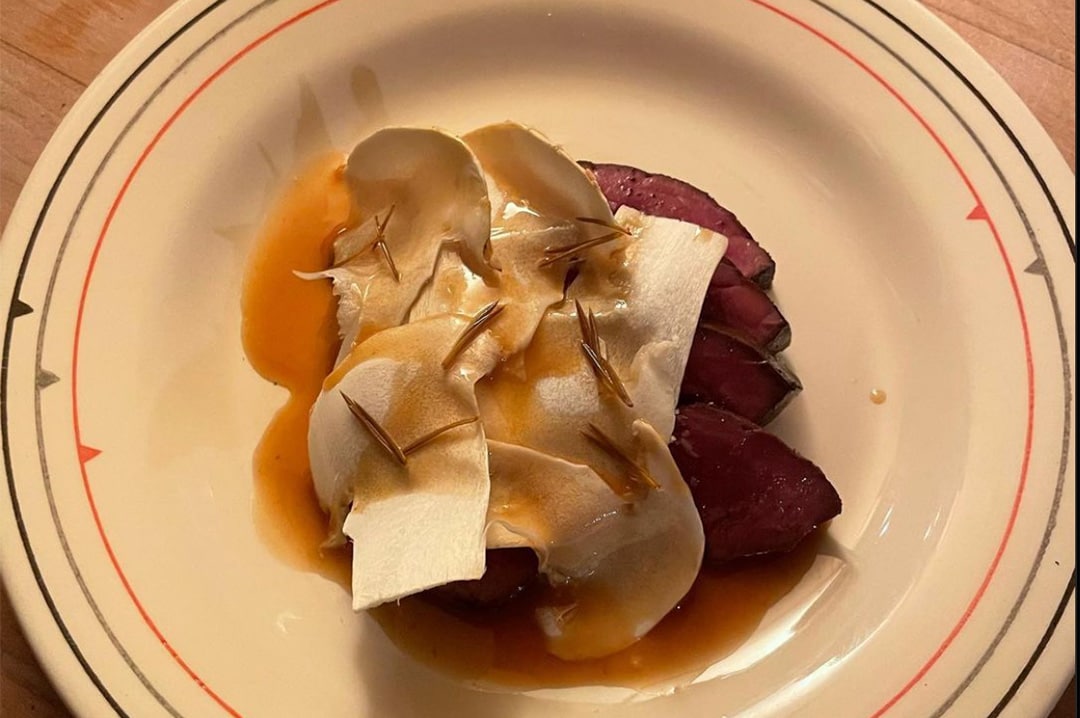 Un plat principal servi sur le comptoir