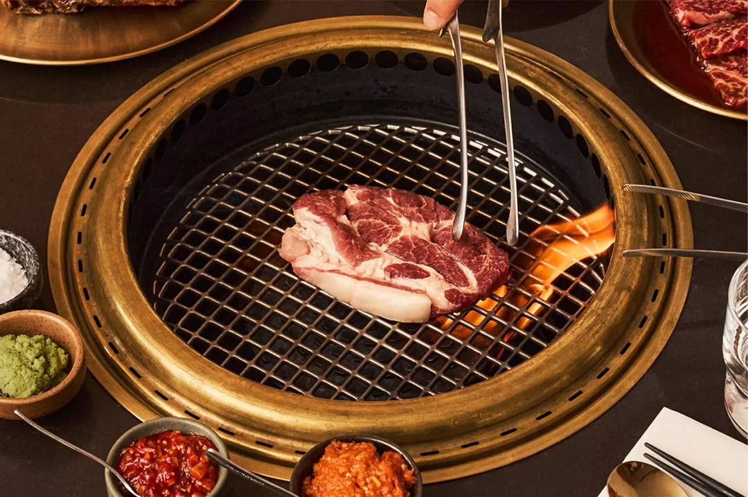 Viande grillée sur feu vif