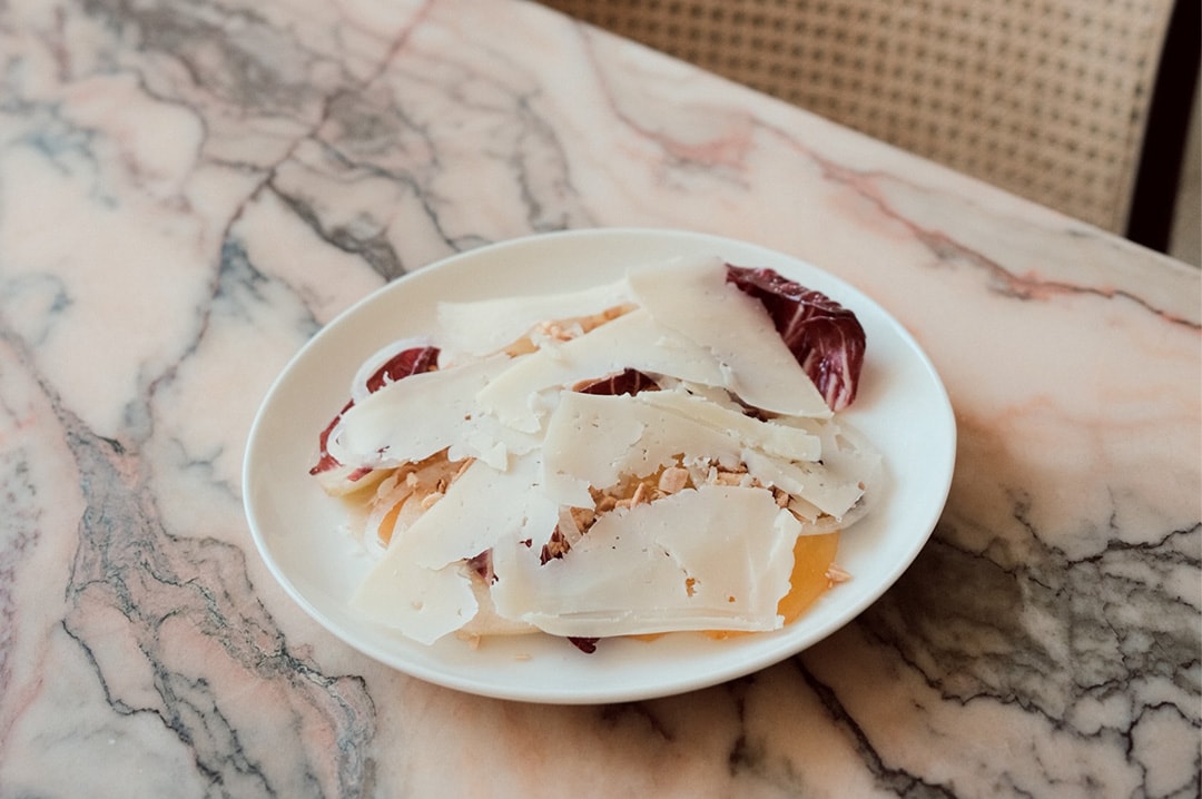 Fromage rasé sur une salade d'hiver