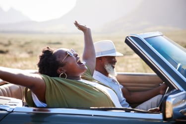 Femme en train de fêter dans la voiture