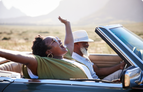 Femme en train de fêter dans la voiture