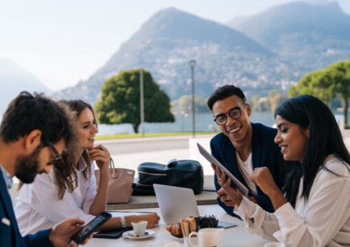 Groupe de personnes buvant du café en travaillant.
