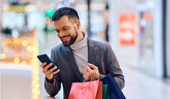 Une personne magasinant sur son téléphone intelligent