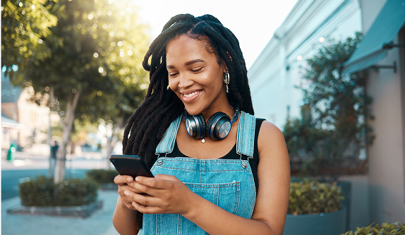 Personne utilisant son téléphone intelligent en marchant sur une rue