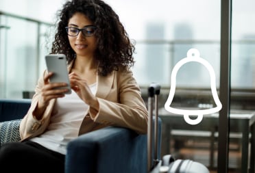 Une personne regardant son téléphone intelligent
