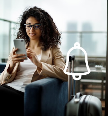 Une personne regardant son téléphone intelligent