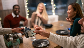 Groupe de personnes payant après un repas